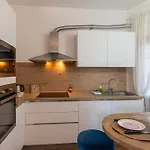 아파트 Guesthost - Cozy With Terrace In