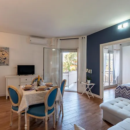 Guesthost - Cozy With Terrace In